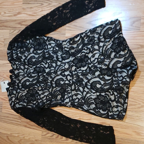 New! Blu Pepper Lace Romper - Picture 5 of 7